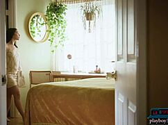 大屁股毛茸茸18+少女Jane Wilde为花花公子脱衣