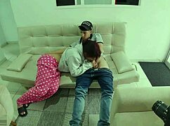 ¿La Hermanastra Accidentalmente Notó Que Su Hermanastro Se Estaba Masturbando Y Quiso Ayudarlo?