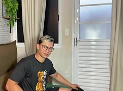 刚满18大学生为什么停下学习在客厅沙发狂干？