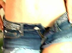 小奶妹阿芙莉尔·霍尔沙发上爽口交