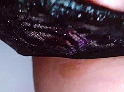 调皮宝贝，呃，在公共厕所手指粉嫩阴部... 哎呀！