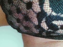 调皮宝贝，呃，在公共厕所手指粉嫩阴部... 哎呀！