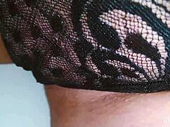 调皮宝贝，呃，在公共厕所手指粉嫩阴部... 哎呀！