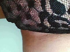 调皮宝贝，呃，在公共厕所手指粉嫩阴部... 哎呀！