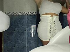 Enorme Culo BBW Atrapado Meando en Baño Publico con Tetas Grandes.