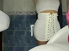 Enorme Culo BBW Atrapado Meando en Baño Publico con Tetas Grandes.
