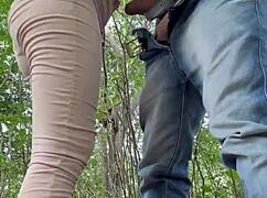 周末和邻居妹子树林里野战冒险