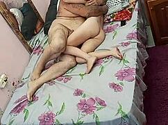 Novinha bem nova mesmo encontra o velho comedor de pepeka em uma sessão de lingerie muscular