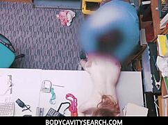 嘿，警官先生，玩弄Dolly Leigh的小乳房来猛肏她