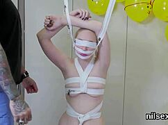 哇，这疯癫小骚货被拖进疯人院遭残暴屁眼猛干！