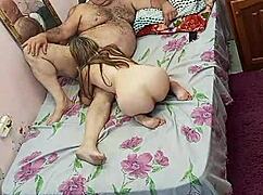 Novinha bem nova mesmo encontra o velho comedor de pepeka em uma sessão de lingerie muscular