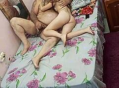 Novinha bem nova mesmo encontra o velho comedor de pepeka em uma sessão de lingerie muscular