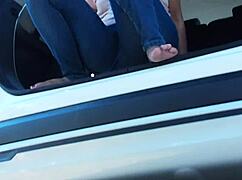 尿尿停！紧急路边尿尿和亚洲蒂娜在牛仔裤里吸鸡巴 😜