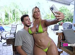 超丰满继姨穿比基尼秀巨乳肥臀😏