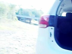 尿尿停！紧急路边尿尿和亚洲蒂娜在牛仔裤里吸鸡巴 😜