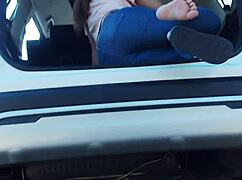 尿尿停！紧急路边尿尿和亚洲蒂娜在牛仔裤里吸鸡巴 😜