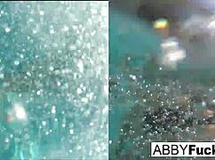 Abigail Mac和Romi后台水下玩乐