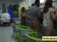 性感18+黑发大屁股Nikki Mars公共洗衣店被Jason Legend猛干