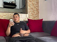 ENCUENTRO A MI HERMANASTRO MASTURBANDOSE Y LE AYUDO A TERMINAR