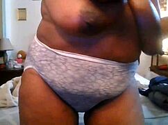 奶奶打扮起来，用脏话挑逗她肥逼