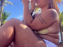 feeling wild at the beach, gonna flash for some attention