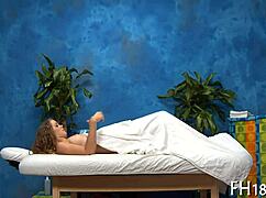 按摩场景，技师高手帮客户泄压