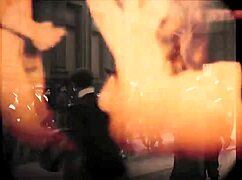 复古女同性恋探索两个世纪的毛茸茸阴部潜水在复古3P行动中。