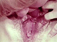 复古女同性恋探索两个世纪的毛茸茸阴部潜水在复古3P行动中。