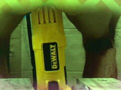 Man, I can’t believe it! A glutton works hard in his workshop, stretching that huge ass with wild insertions. 😲