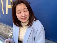 哇，这个丰满亚洲女售货员穿着内衣和兔女郎装后入式操！