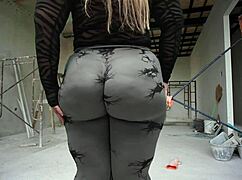 Big ass stepmom in yoga pants bounces her booty during an outdoor workout session
