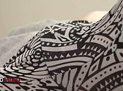 为什么满足于普通，当这个苗条亚洲美女提供史诗POV口交和三人行射精？