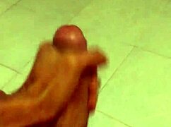 这个胖妞用手给我榨精