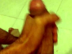 这个胖妞用手给我榨精