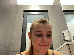 Fingering pussy in public? BBW gets hardcore cum after masturbation 😏