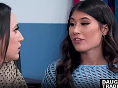 继女夏洛特·梅和萝拉·爱子把惩罚变窒息口爆奖励