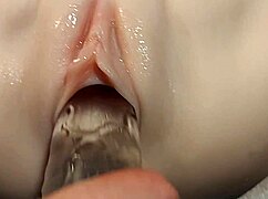 假鸡巴在双重插入恋物场景中插入她的无毛阴户