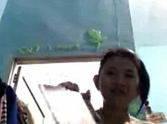 印尼妹直播：准备看我放松洗澡？