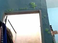 印尼妹直播：准备看我放松洗澡？