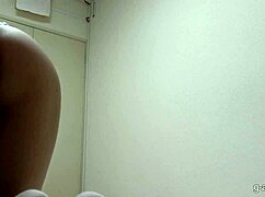 日本女孩穿女仆装打扫房间，无胸罩微丁字裤露阴户