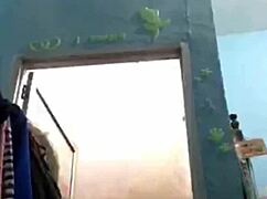 印尼妹直播：准备看我放松洗澡？