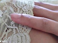 enfiando um consolo na bucetinha melada deitada na cama ao acordar