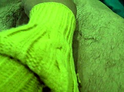 hairy stepmom makes stepson cum in bedroom 😏