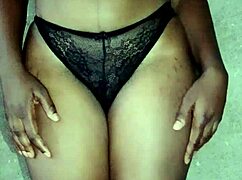 这骚逼发情被大屌猛干