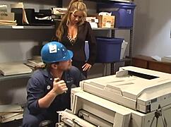 看蕾雯妮丝穿内衣骑最大巨屌！