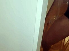 Arrapato e sexy tutto nudo con solo giubbotto di pelle addosso sborrata e gemiti con forte schizzata - sega in tuta e pisciata con culo maschile hot