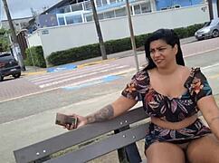 corninho exibindo a bucetinha peluda da mulher na rua na praia e at� no mercado mostrando tudo pra todo mundo ver