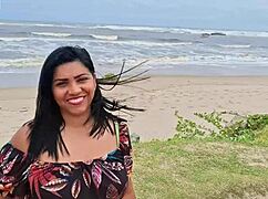 corninho exibindo a bucetinha peluda da mulher na rua na praia e at� no mercado mostrando tudo pra todo mundo ver