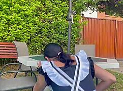 Chica Del Aseo Es Follada En El Jardin