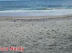 curtindo a estrada aparece um macho na praia para uma carona ate o anoitecer